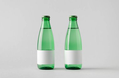 Su şişesi Mock-Up-iki şişe. Boş etiket