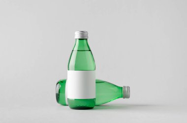 Su şişesi Mock-Up-iki şişe. Boş etiket