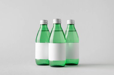 Su şişesi Mock-Up-üç şişe. Boş etiket