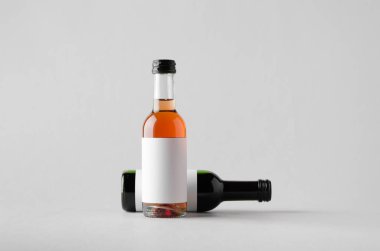 Şarap çeyrek / Mini Mock-Up-iki şişe şişe. Boş etiket