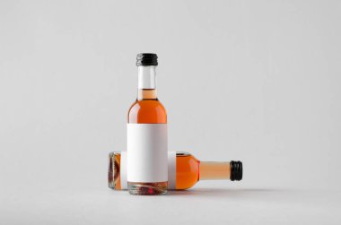 Şarap çeyrek / Mini Mock-Up-iki şişe şişe. Boş etiket