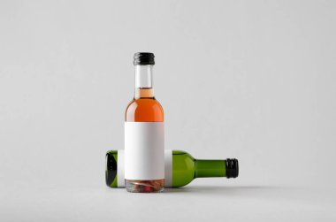 Şarap çeyrek / Mini Mock-Up-iki şişe şişe. Boş etiket