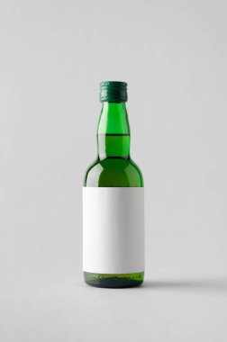 Minyatür ruhları / içki şişesi Mock-Up-boş etiket