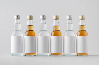 Minyatür ruhları / şişe Mock-Up-birden fazla şişe içki. Boş etiket