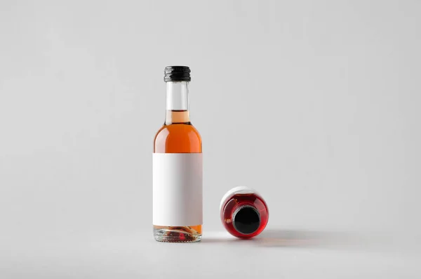 Wine Quarter Mini Bottle Mock Duas Garrafas Etiqueta Branco — Fotografia de Stock