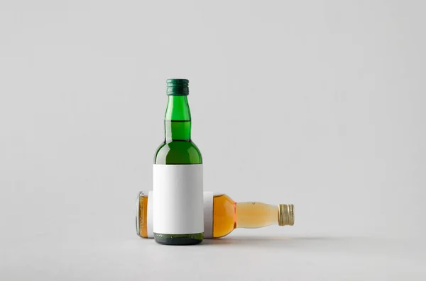 Miniature Spirits Liquor Bottle Mock Deux Bouteilles Étiquette Vierge — Photo