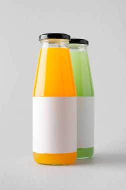 Şişe Mock-Up-iki şişe suyu. Boş etiket