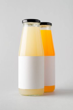 Şişe Mock-Up-iki şişe suyu. Boş etiket