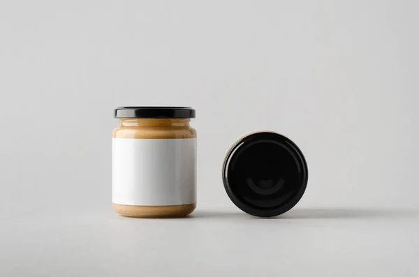 Fıstık / badem / fındık ezmesi kavanozu Mock-Up-iki kavanoz. Boş etiket