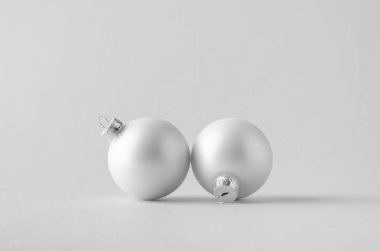 Beyaz mat Noel top model-iki top