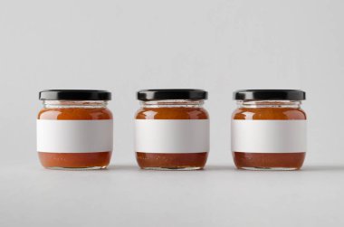 Ayva reçeli kavanoz Mock-Up-üç kavanoz. Boş etiket