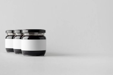 Blackberry reçel kavanoz Mock-Up-üç kavanoz. Boş etiket