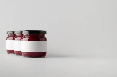 Çilek reçeli kavanoz Mock-Up-üç kavanoz. Boş etiket