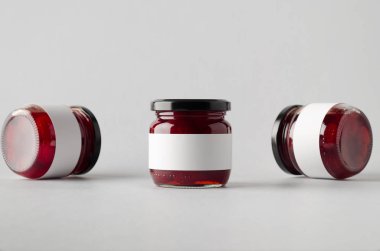 Çilek reçeli kavanoz Mock-Up-üç kavanoz. Boş etiket