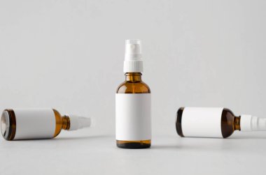 Amber sprey şişe Mock-Up-üç şişe. Boş etiket