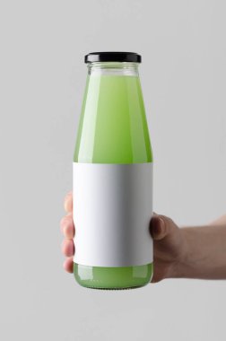 Suyu şişe Mock-Up. Boş etiket - gri bir arka plan üzerine suyu şişesi holding erkek eller