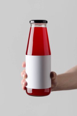 Suyu şişe Mock-Up. Boş etiket - gri bir arka plan üzerine suyu şişesi holding erkek eller