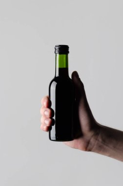 Şarap çeyrek / Mini şişe Mock-Up - erkek eller gri bir arka plan üzerinde bir şarap şişesi holding