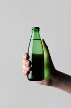 Su şişesi Mock-Up - erkek gri bir arka plan üzerinde bir su şişesi tutan eller