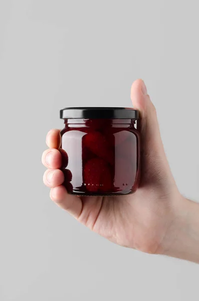 Strawberry Jam Jar Mock Manliga Händer Som Håller Sylt Burk — Stockfoto