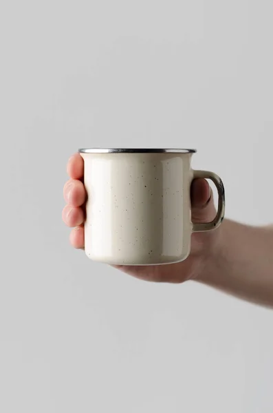 Mug Émail Blanc Maquette Mains Masculines Tenant Une Tasse Émail — Photo