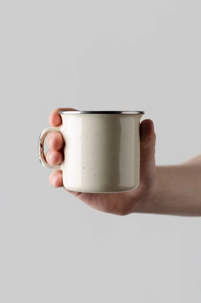 Mug Émail Blanc Maquette Mains Masculines Tenant Une Tasse Émail — Photo