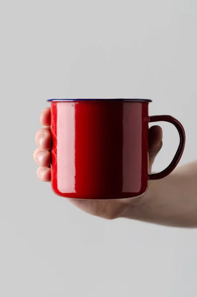 Red Enamel Mug Mock Чоловічі Руки Тримають Емальований Кухоль Сірому — стокове фото