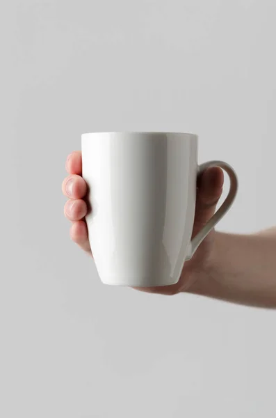 Taza Mock Manos Masculinas Sosteniendo Una Taza Sobre Fondo Gris — Foto de Stock