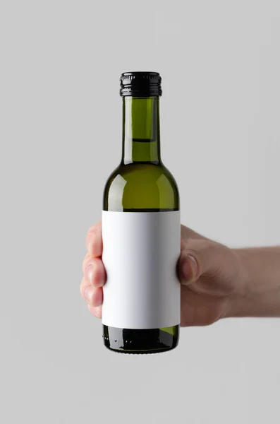 Wine Quarter Mini Bottle Mock Etiqueta Branco Mãos Masculinas Segurando — Fotografia de Stock