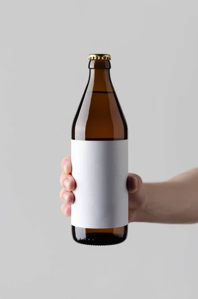 Bier Fles Mock Blank Label Mannelijke Handen Met Een Bierflesje — Stockfoto