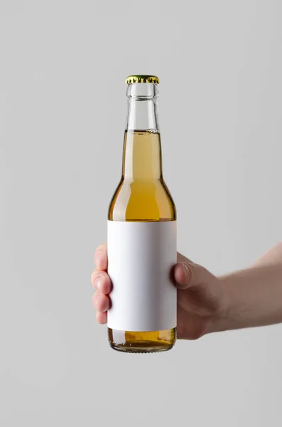 Beer Bottle Mock Etiqueta Branco Mãos Masculinas Segurando Uma Garrafa — Fotografia de Stock