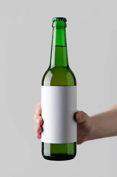 Beer Bottle Mock Etiqueta Branco Mãos Masculinas Segurando Uma Garrafa — Fotografia de Stock