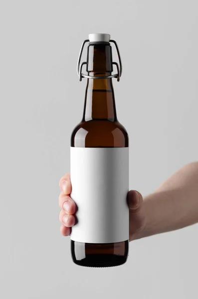 Beer Bottle Mock Etiqueta Branco Mãos Masculinas Segurando Uma Garrafa — Fotografia de Stock