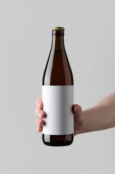 Beer Bottle Mock Etiqueta Branco Mãos Masculinas Segurando Uma Garrafa — Fotografia de Stock