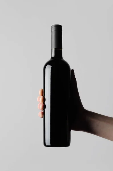 Şarap Şişesi Mock Gri Bir Arka Plan Üzerinde Bir Şarap — Stok fotoğraf