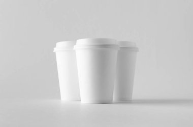 12 oz. beyaz kahve kağıt Kupası mock-up kapaklı.