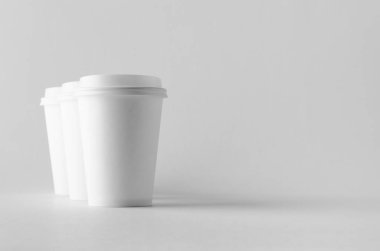 12 oz. beyaz kahve kağıt Kupası mock-up kapaklı.