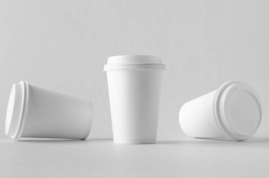12 oz. beyaz kahve kağıt Kupası mock-up kapaklı.