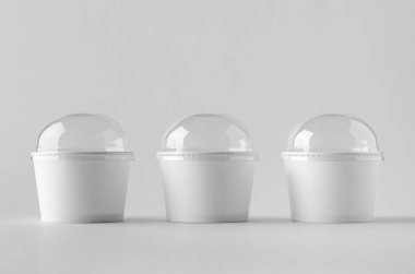Beyaz dondurma kağıt Kupası mock-up plastik kapaklı.