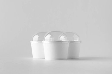 Beyaz dondurma kağıt Kupası mock-up plastik kapaklı.