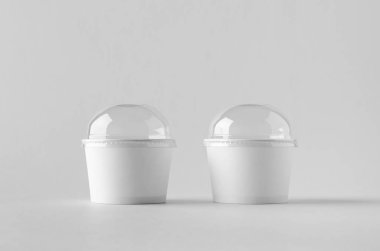 Beyaz dondurma kağıt Kupası mock-up plastik kapaklı.
