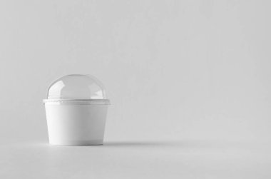Beyaz dondurma kağıt Kupası mock-up plastik kapaklı.