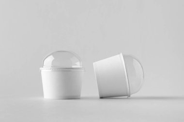 Beyaz dondurma kağıt Kupası mock-up plastik kapaklı.