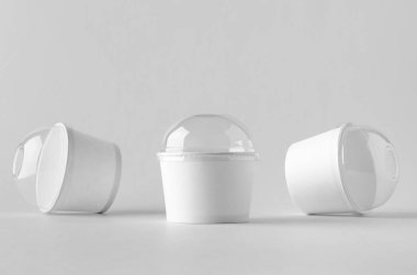 Beyaz dondurma kağıt Kupası mock-up plastik kapaklı.