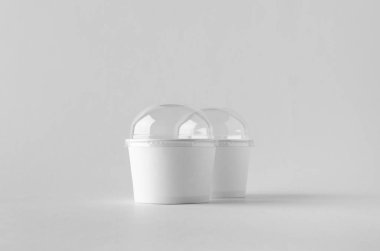 Beyaz dondurma kağıt Kupası mock-up plastik kapaklı.