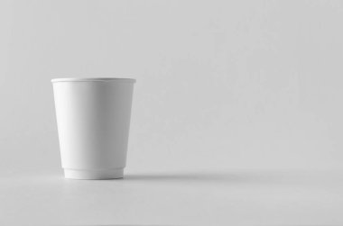 8 oz. beyaz çift duvar kahve kağıt Kupası mock-up kapağı olmadan.