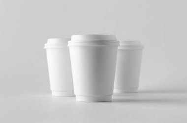 8 oz. beyaz çift duvar kahve kağıt Kupası mock-up kapaklı.