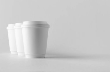 8 oz. beyaz çift duvar kahve kağıt Kupası mock-up kapaklı.
