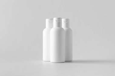 Beyaz plastik kozmetik losyonu şişesi mock-up kapaklı.