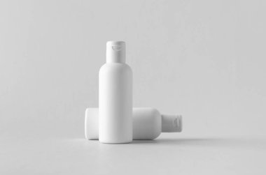 Beyaz plastik kozmetik losyonu şişesi mock-up kapaklı.